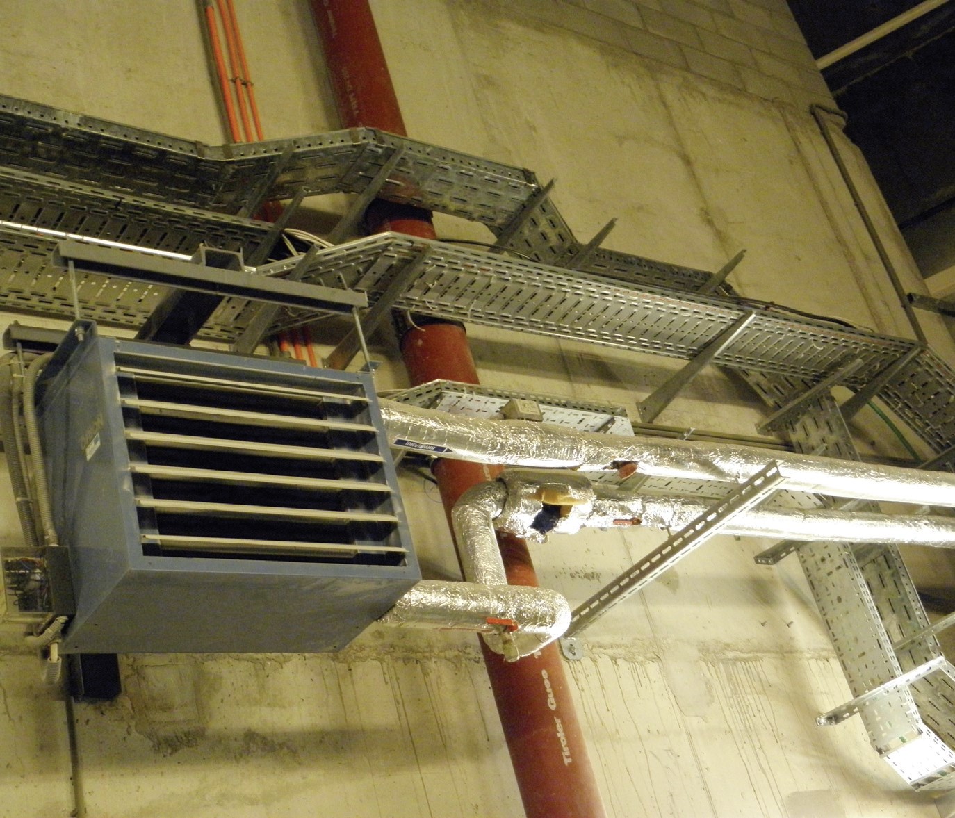 Fot. 7. Korytka kablowe z łącznikami przegubowymi do zmiany kierunku trasy kablowej