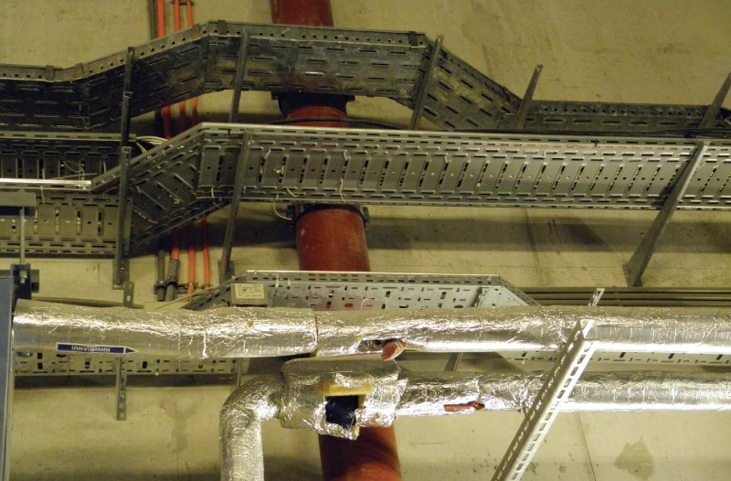 Fot. 3. Korytka kablowe z kolankami pod kątem 45˚, omijające pionową rurę. Fot.: PROTEKOL