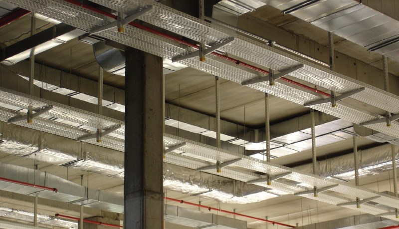 Fot. 5. Koryta kablowe prowadzone pod sufitem