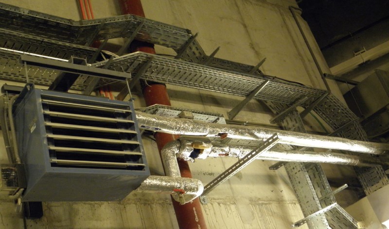 Fot. 7. Korytka kablowe z łącznikami przegubowymi do zmiany kierunku trasy kablowej. Fot.: PROTEKOL