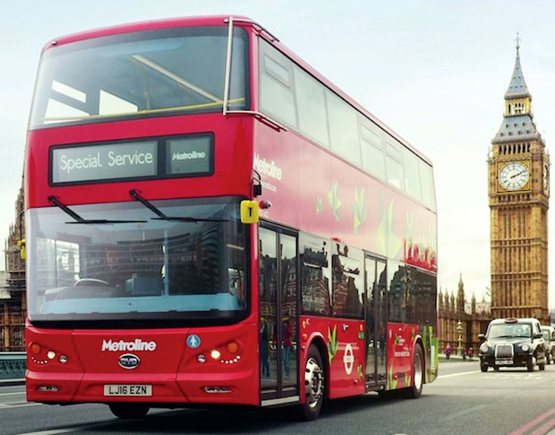 Fot. 1. Od 2016 r. firma użytkuje autobusy EV, model BYD K9 Double-Decker,Zasilanie Li-Ion/technologia LFP, energia 345 kWh, zasięg do 300 km. Źródło: materiały prasowe firmy METROLINE, Londyn, Wielka Brytania.