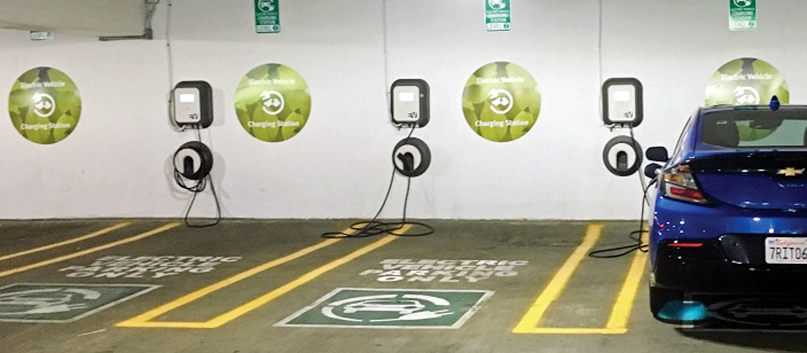 Fot. 8. Stanowiska ładowania EV w centrum handlowym w USA. źródło: https://commons.wikimedia.org/wiki/File:EV_charging_stations_Arlington_08_2017_5219.jpg