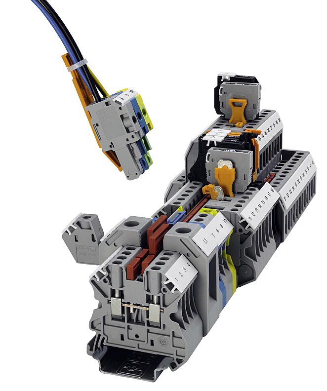 Fot. 3. Obok tradycyjnych złączek z zaciskami
śrubowymi na rynku mamy
złączki z zaciskami sprężynowymi,
szybkozłączki nożowe czy też
złączki na końcówki oczkowe. Fot.: Phoenix Contact