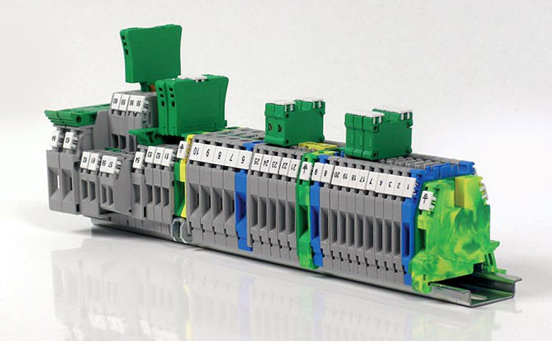 Fot. 7. Istnieje możliwość zasilenia potencjału
standardowej złączki śrubowej
przewodem 10 mm2 i rozdzielić go
na jeden zacisk przyłączeniowy
złączki sprężynowej PIT Push-In
o przekroju znamionowym 2,5 mm2. Fot.: Cabur