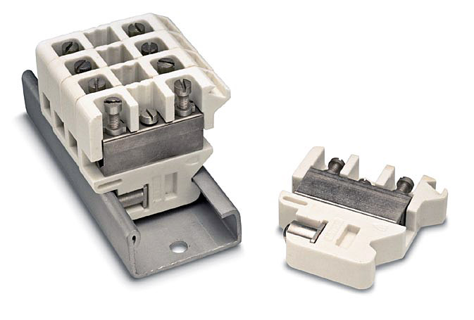 Fot. 8. Zaciski śrubowe mogą być
przeznaczone do przyłączania 1
lub 2 żył drutowych lub linkowych
o przekrojach od 0,2 do 300 mm²
– wartości różnią się u poszczególnych
producentów. Fot.: Phoenix Contact