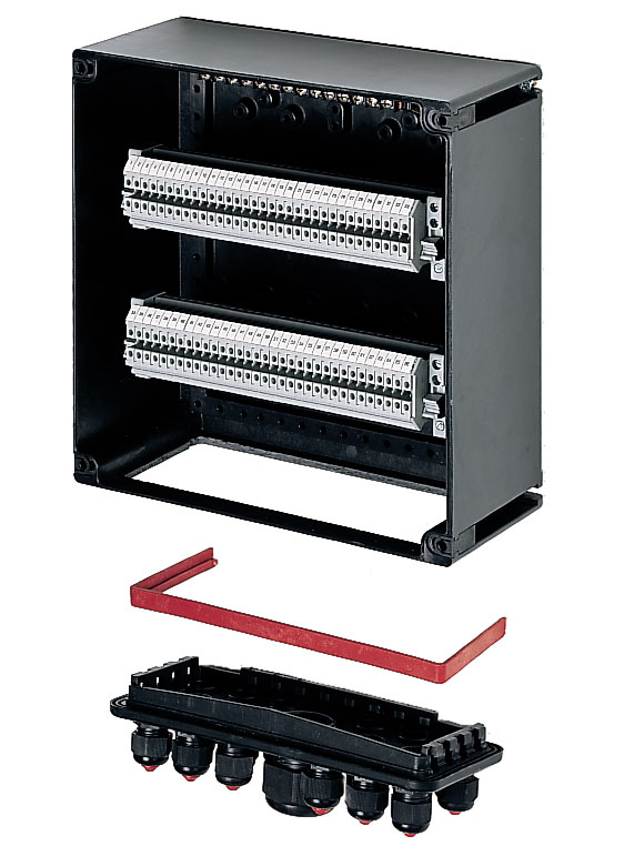 Fot. 10. Sposób montażu płyty z dławnicami
kablowymi. Fot. AMATECH