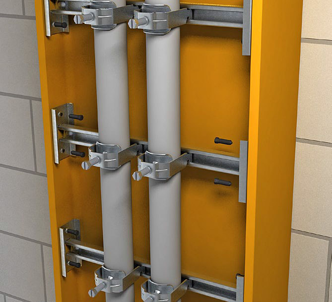 Popularnym sposobem mocowania
przewodów w trasach pionowych są
stalowe obejmy kabłąkowe. Fot.: OBO Bettermann