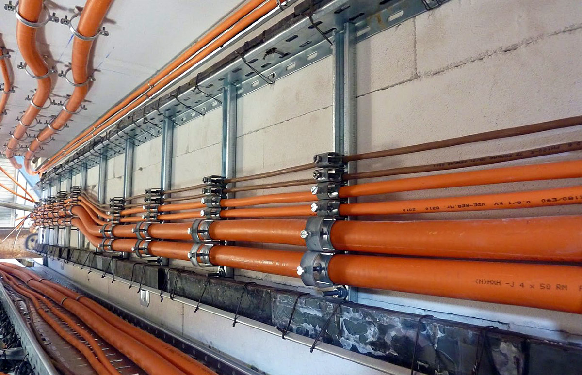 Według normy DIN EN 61914 elementy do prowadzenia trasy muszą pomieścić kable
lub wiązki kabli o podanych przez producenta średnicach, bez powodowania ich pękania,
łamania lub przecierania się gwintu przez śruby. Fot.: Kopos