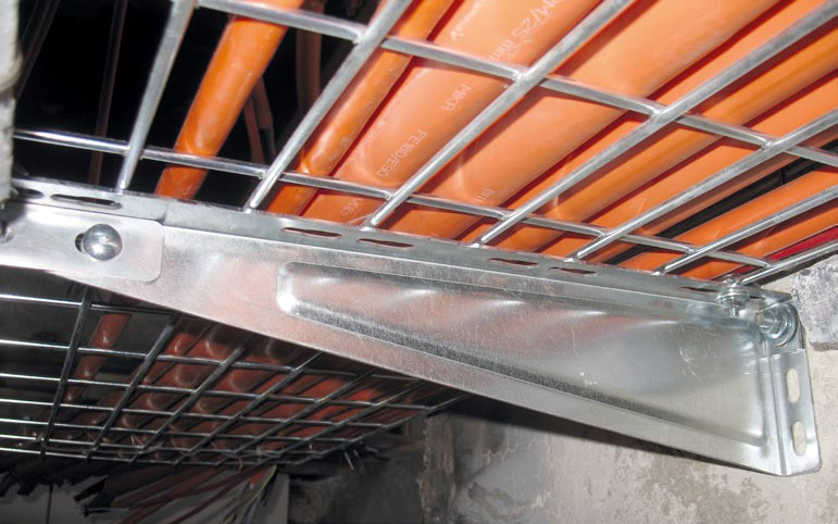 Istotna jest przede wszystkim stabilność
zamocowania korytek. Fot.: BAKS