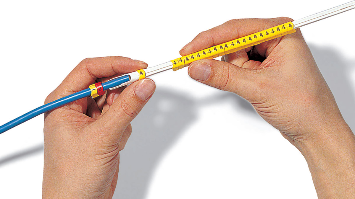 Fot. 10. Oznaczniki przewlekane należą do jednych z najprostszych, ale wciąż chętnie stosowanych
rozwiązań. Fot.: Hellermann Tyton