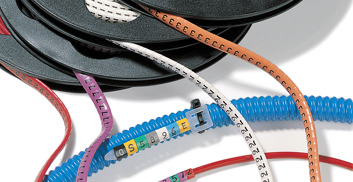 Fot. 6. Liczy się uniwersalność: niektóre oznaczniki mogą być nakładane bezpośrednio
na przewód lub w przypadku oznaczania podłączonego przewodu montowane przy
pomocy specjalnych szyldów oznaczeniowych. Fot.: Hellermann Tyton