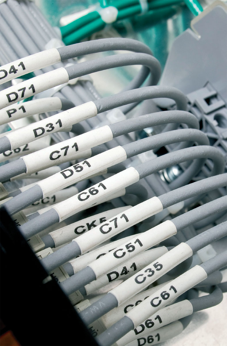 Fot. 4. Oznaczniki termokurczliwe zmniejszają swoje rozmiary
nawet trzykrotnie, idealnie przylegając do kabla. Fot.: Astat