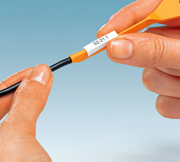 Fot. 11. Oznaczniki termokurczliwe „zmniejszają” swoje rozmiary, dzięki czemu nałożenie ich na przewód przed jego podłączeniem nie będzie stanowiło problemu.