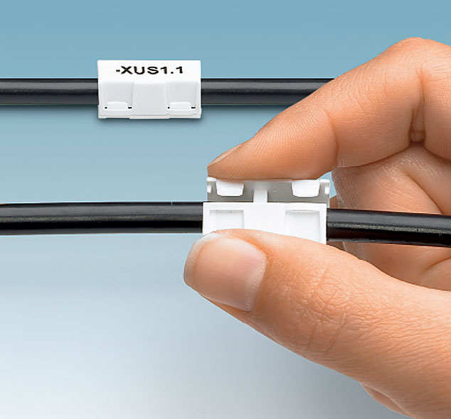 Fot. 3. Stabilnie i odpowiednio przymocowane
oznaczniki zatrzaskiwane na podłączonym już przewodzie nie powinny przemieszczać się w instalacjach nawet przy silnych wibracjach.