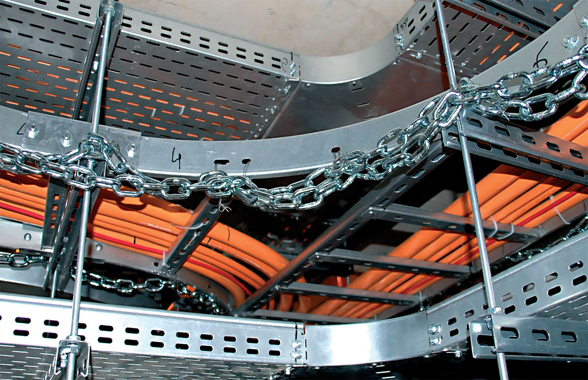 Fot. 3. Najbezpieczniejszą instalację stanowi zespół kablowy. Zbadane kable wraz
z zamocowaniami gwarantują zasilanie do 90 minut w temp. 1000 st. C.
Zespół kablowy Technokabel + BAKS. Fot.: Technokabel