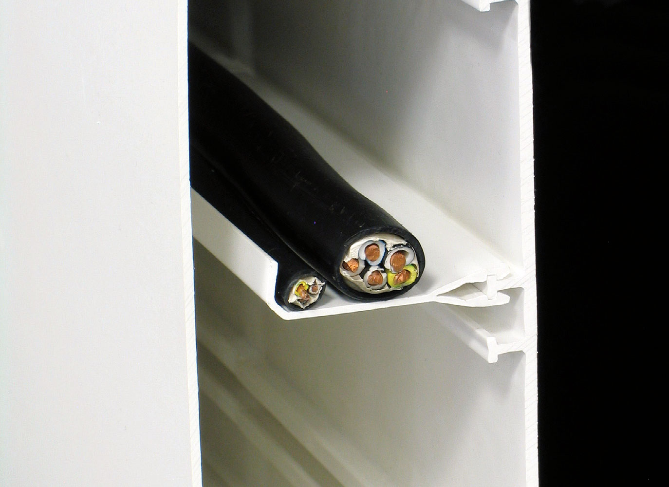 Fot 3. Ważnym elementem konstrukcji są rowki umożliwiające wsunięcie przegród w celu rozdzielenia wewnętrznej przestrzeni kanałów. Fot. Kopos