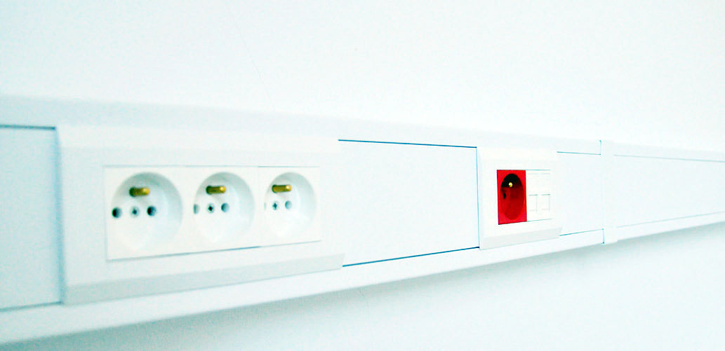 Fot 5. System kanałów podparapetowych prowadzonych w laboratorium z wykorzystaniem elementów systemu M45. Fot. AKS Zielonka