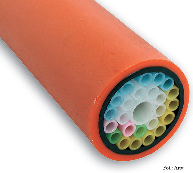 Fot. 2. Technologia budowy sieci teletechnicznych
może być oparta na nowoczesnych
systemach mikrokanalizacji.
Mikrorury o średnicach od 4 do
15 mm pozwalają na efektywne planowanie
oraz wykorzystywanie sieci
światłowodowych oraz tradycyjnych
miedzianych.