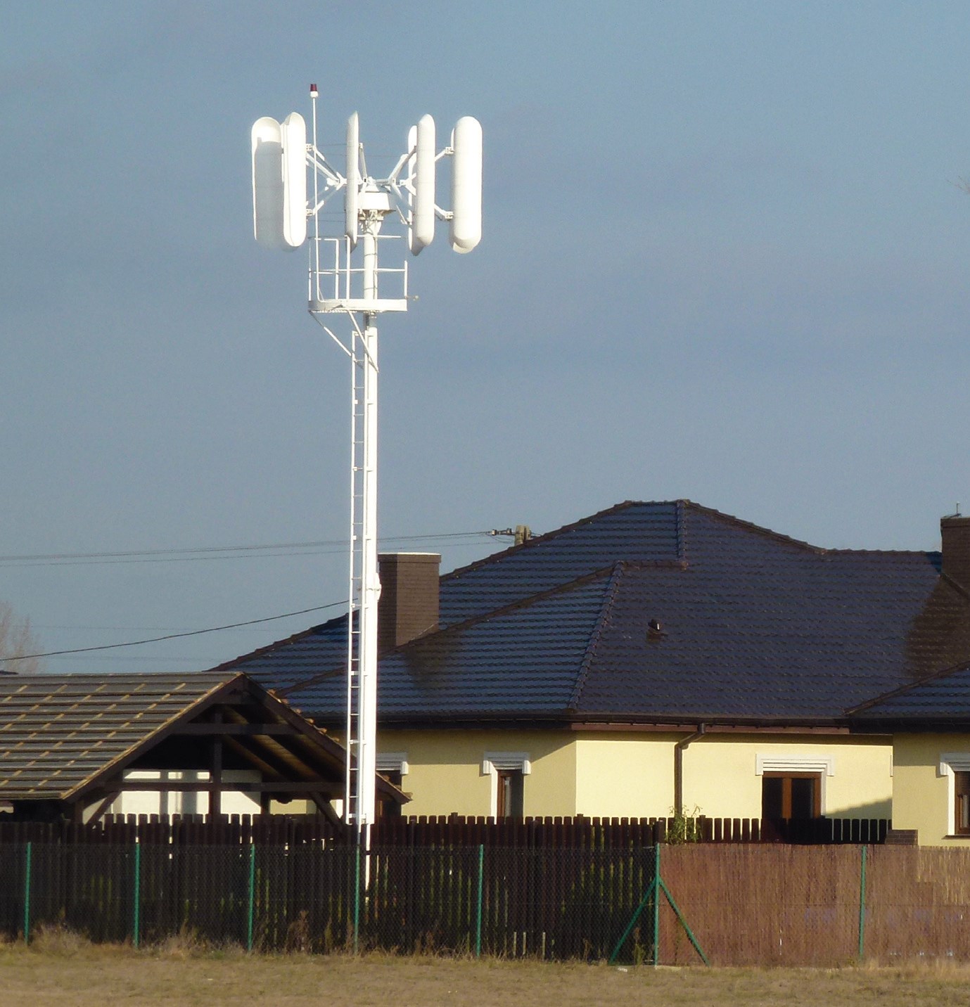 Fot. 3. Do zalet turbin typu VAWT należy cicha praca (niskie obroty), brak silnych drgań oraz
bezpieczeństwo dla ptaków