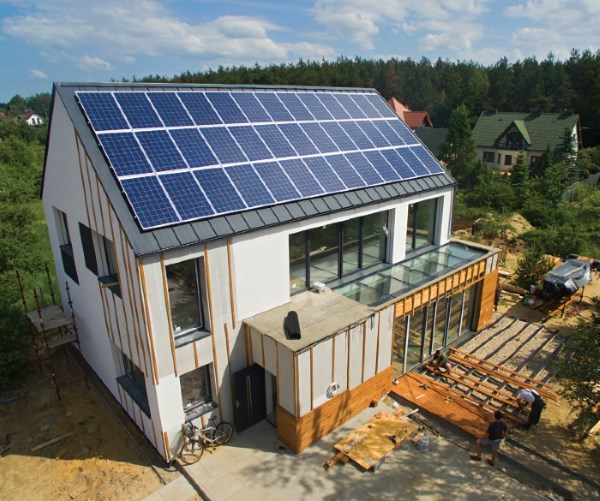 Fot. 1. Do przemiany światła na energię elektryczną dochodzi w ogniwach fotowoltaicznych, czyli układach produkowanych na bazie krzemu, występującego w postaci płytek z półprzewodnika posiadającego złącze P-N. Fot.: TOMASZ PIJARCZYK - BISONENERGY (WWW.BISONENERGY.PL)