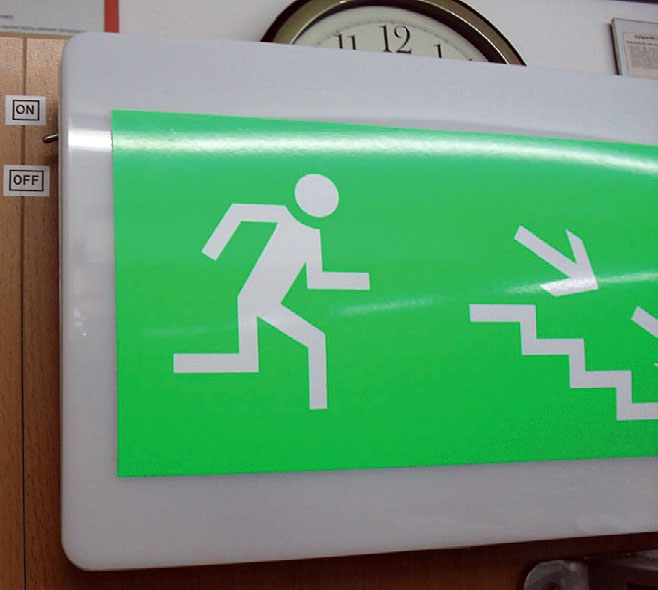 Fot. 10. Podświetlony znak ewakuacyjny wyposażony w trzy diody ET-3014X-1J1W.