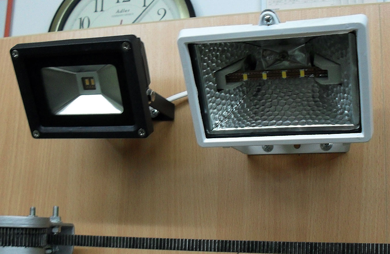 Fot. 11. Reflektor z dwiema diodami ET-5630W-AJ1W o łącznym poborze prądu 300 mA oraz obudowa halogenowa z przygotowaną płytkę, na której zamontowano cztery diody ET-5630H-1F2W o łącznym poborze prądu 240 mA.