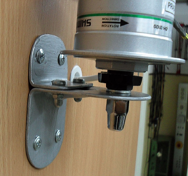 Fot. 3. Mocowanie prądnicy do drzwi.