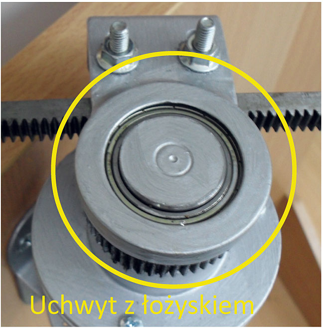 Fot. 5. Ułożyskowany uchwyt mocowany na prądnicy i prowadzący listwę zębatą - widok z góry.