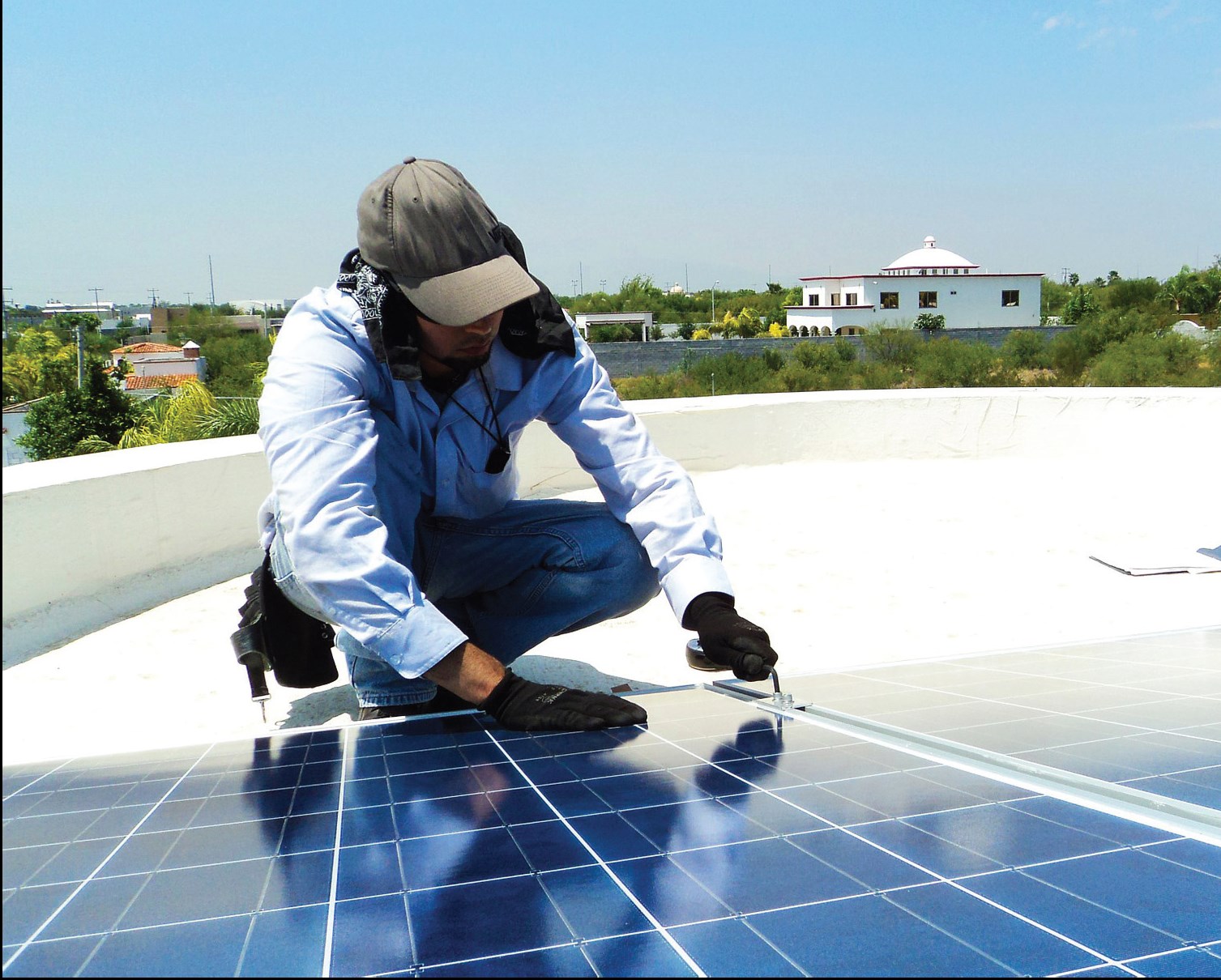 Fot. 2. Montaż paneli polikrystalicznych na dachu posesji.