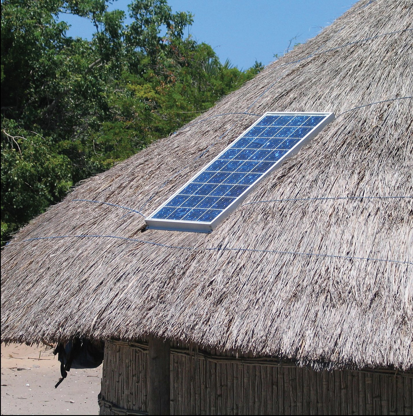 Fot. 3. Pojdynczy panel polikrystaliczny i spektakularny przykład wmontowania go w strzechę
chaty krytej słomą Fot.: PIXABAY