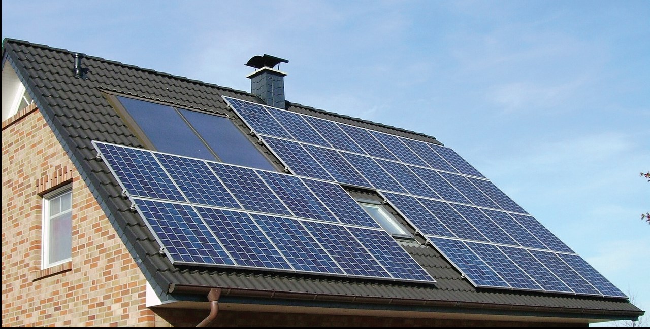 Fot. 4. Ze względu na swoją niską wagę panele pozwalają na wykorzystywanie powierzchni
dachu bez ryzyka przeciążenia konstrukcji. Fot.: PIXABAY