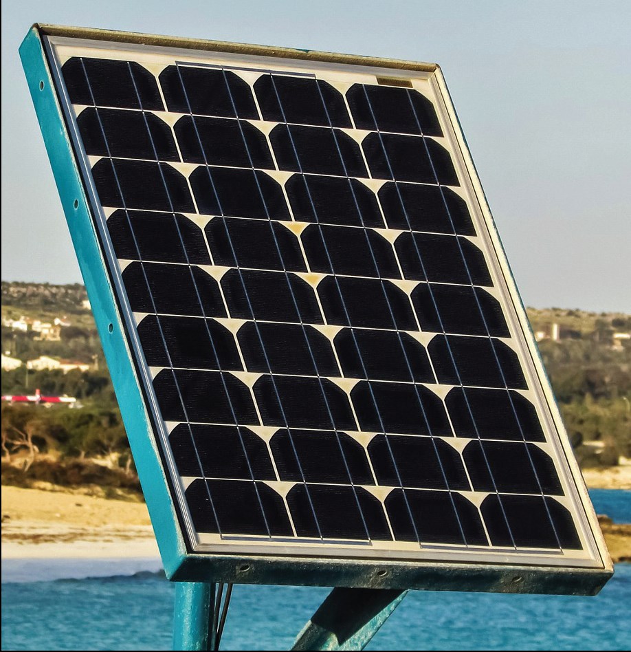 Fot. 5. Widoczne w panelu pojedyncze ogniwa monokrystaliczne – poznaje sie je po
8-kątnym kształcie i niemal czarnej barwie. Fot.: PIXABAY