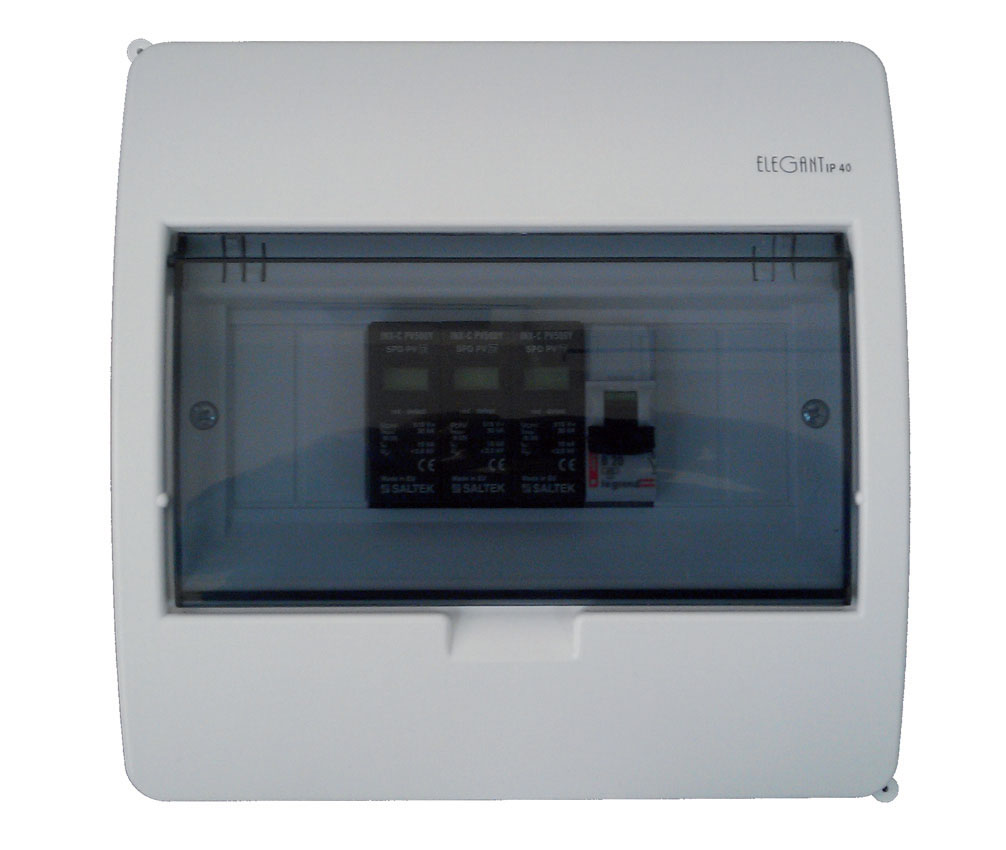 Fot.3. Rozdzielnica elektryczna z kompletem zabezpieczeń instalacji fotowoltaicznej. Do systemu fotowoltaicznego z falownikiem z 1 MPPT w obiekcie bez instalacji odgromowej. Fot. SOLTEC