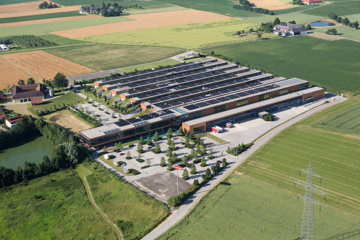 Fot. 1. W drodze do intralogistyki neutralnej pod względem emisji CO2 dużą rolę odgrywa zastosowanie odnawialnych źródeł energii, w szczególności wykorzystanie instalacj fotowoltaicznej.