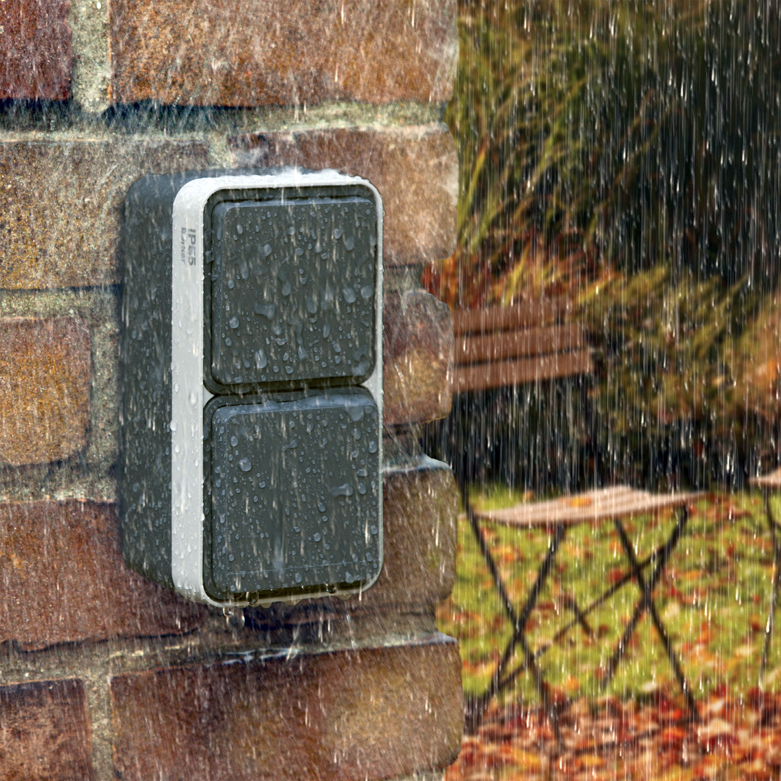 Fot. 5. Coraz szersza jest oferta gniazdek i włączników do montażu na zewnątrz, nawet w niezadaszonych miejscach.