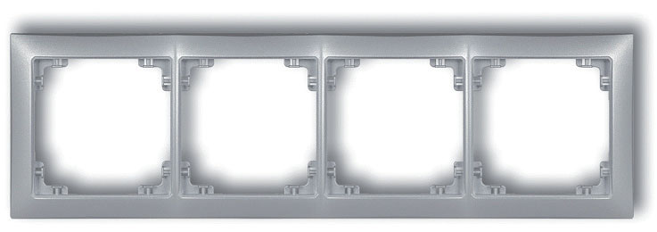 Fot. 14. Ramka uniwersalna z tworzywa w kolorze srebrny metalik – seria Deco Soft. Fot. Karlik