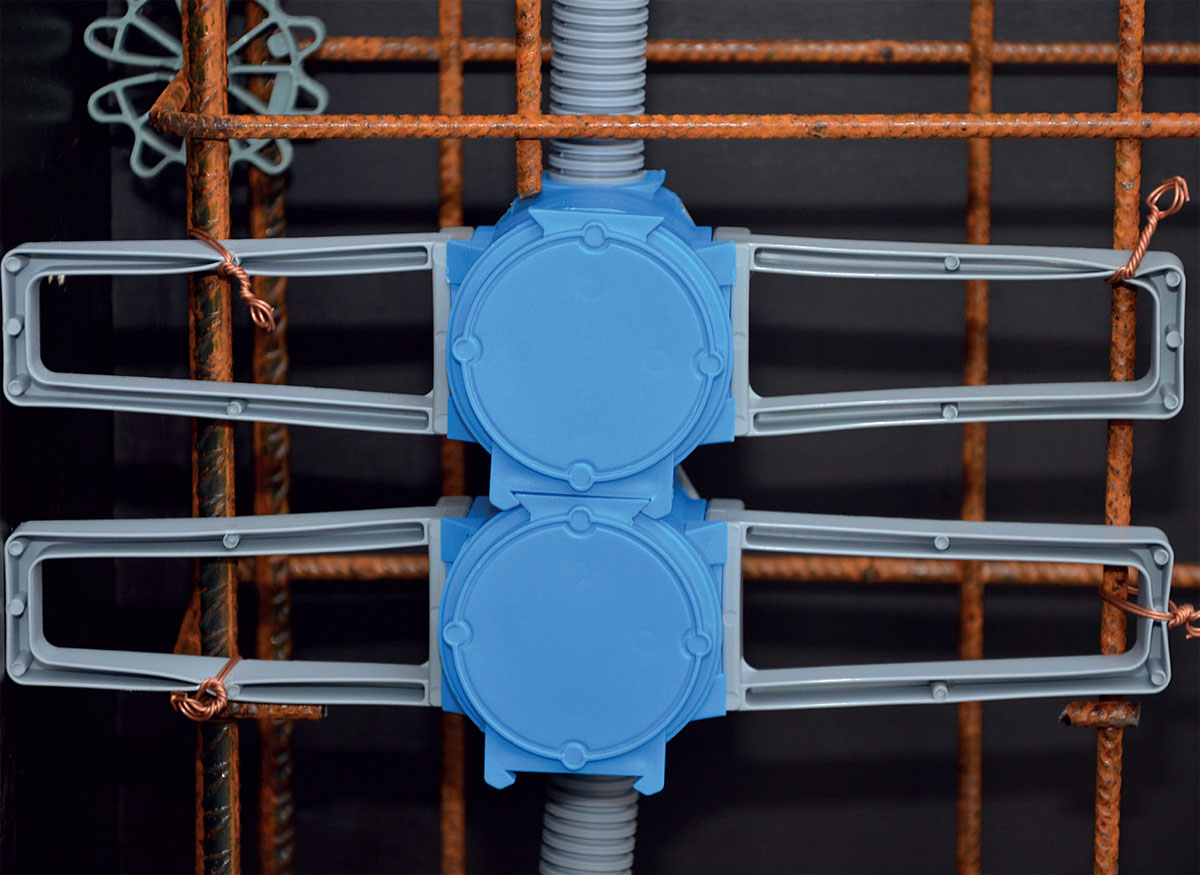 Fot. 8. Miejsce instalacji puszki w przegrodzie betonowej musi być precyzyjnie określone
przed jej zalaniem. Fot.: Simet