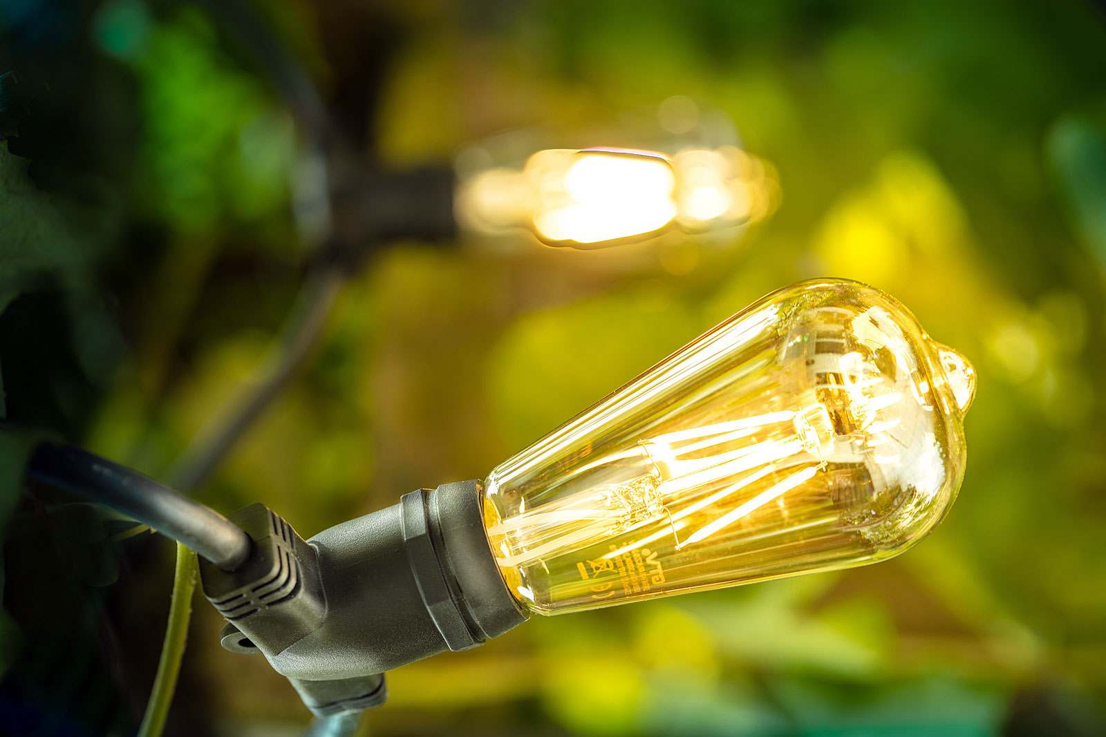 Klasyczna żarówka w wersji nowoczesnej, czyli moda na źródła filamentowe