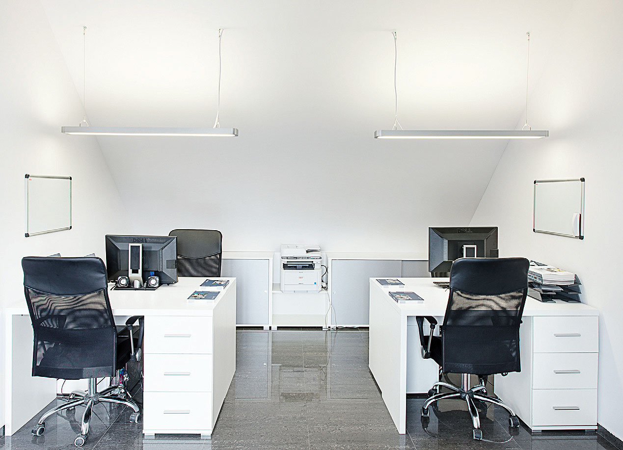 Fot. 2. Oświetlenie pomieszczenia biura w Łodzi z pomocą opraw wiszących
ze źródłami LED. Fot.: KANLUX