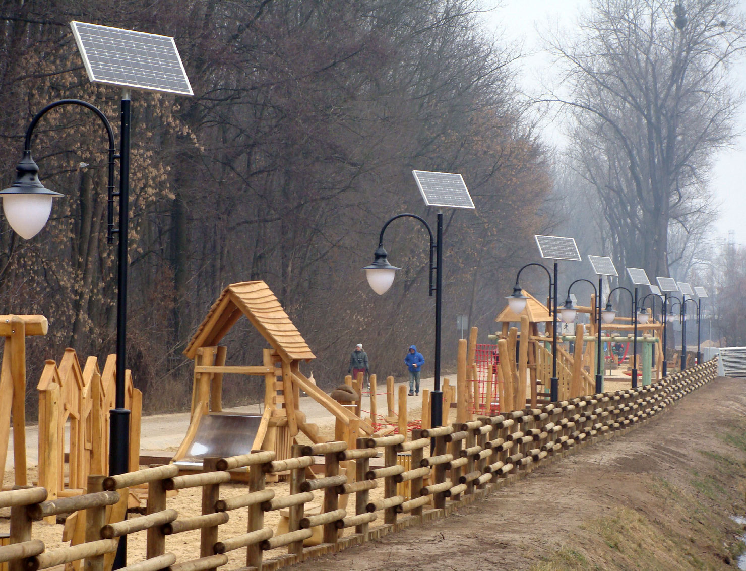 Fot. 5. Coraz chętniej inwestujemy w systemy oświetleniowe bazujące na odnawialnych źródłach energii. Fot.: BRASIT