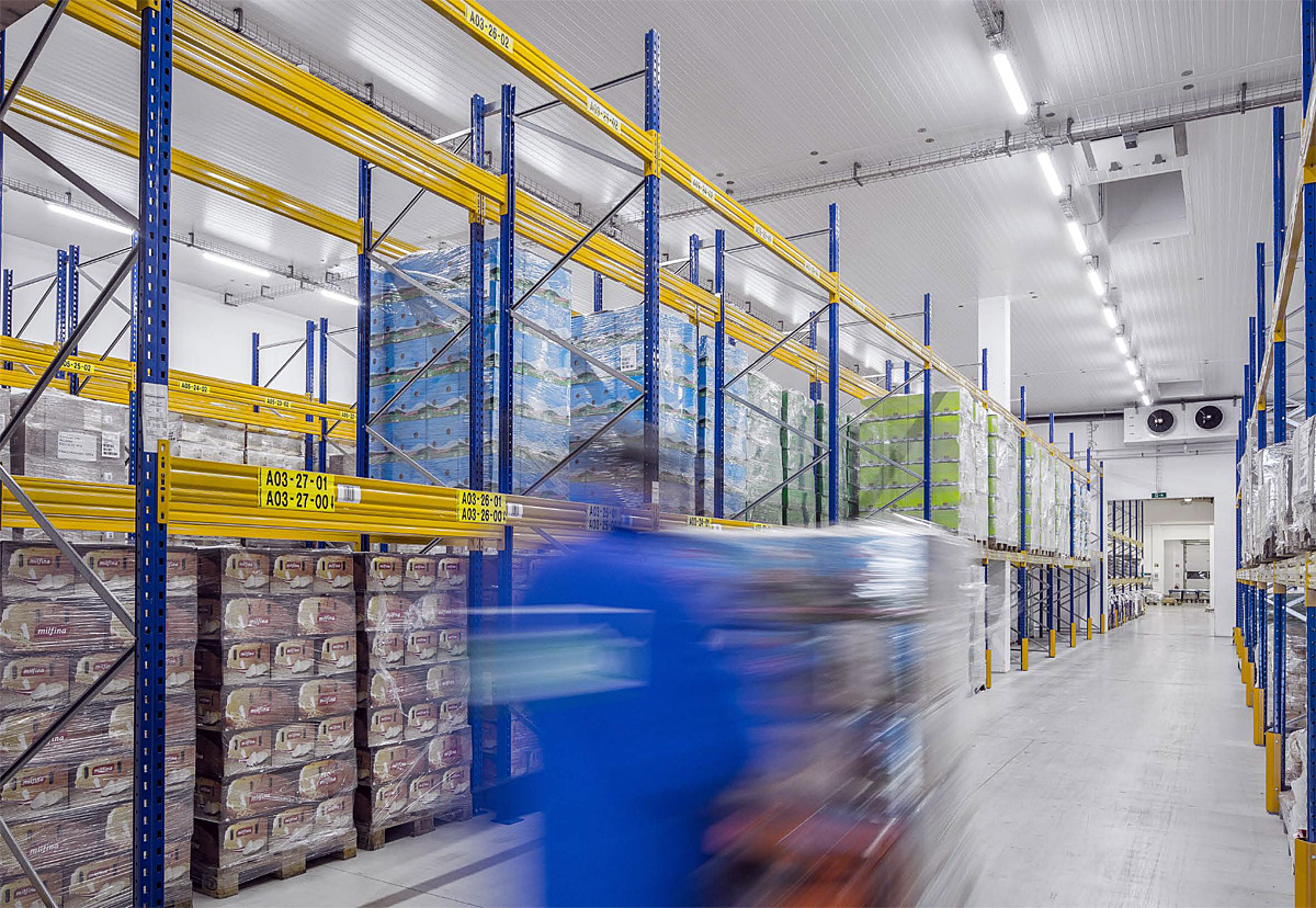 Fot. 1. Dobór rodzaju oświetlenia w obiektach przemysłowych zależy m.in. od charakteru wykonywanej pracy oraz przeznaczenia
poszczególnych pomieszczeń. Fot.: Triliux