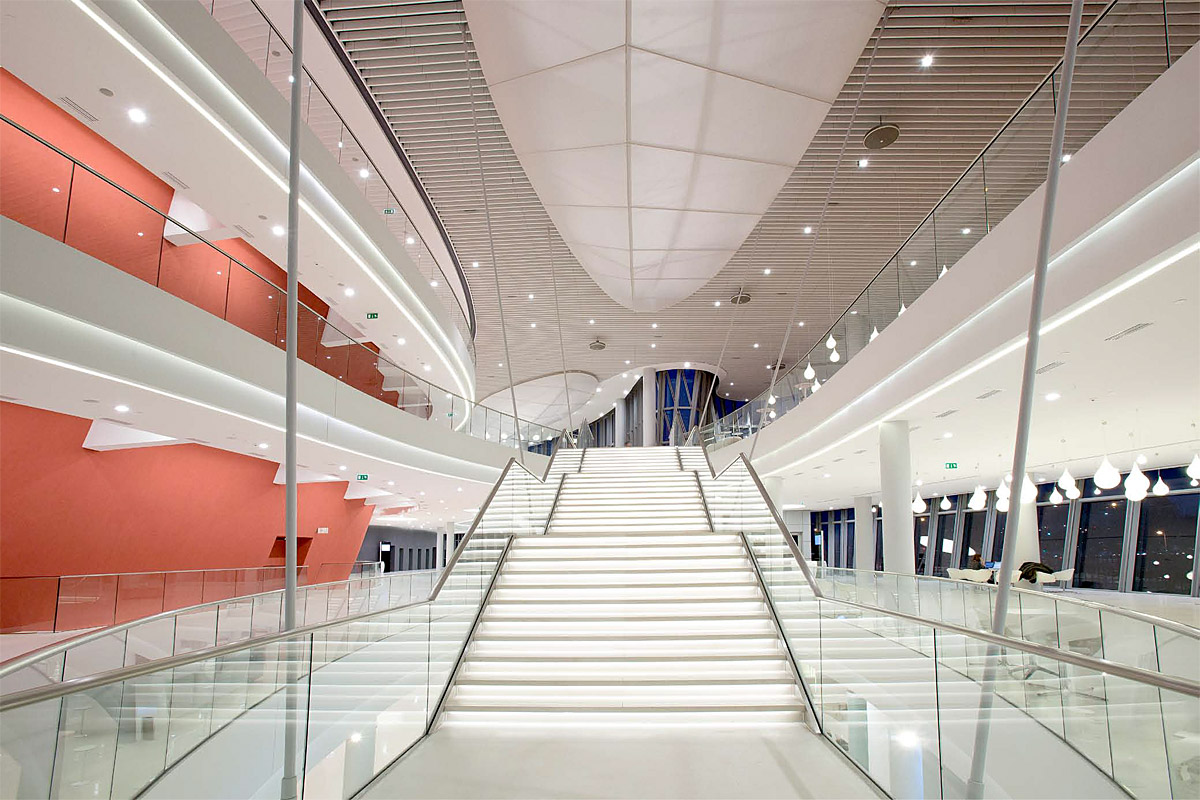 Fot. 2. Rodzaj oraz parametry techniczne oświetlenia należy dobrać w zależności od specyfiki obiektu oraz jego przeznaczenia. Na zdjęciu
oświetlenie LED-owe w ICE Kraków Congress Centre. Fot.: ES-SYSTEM