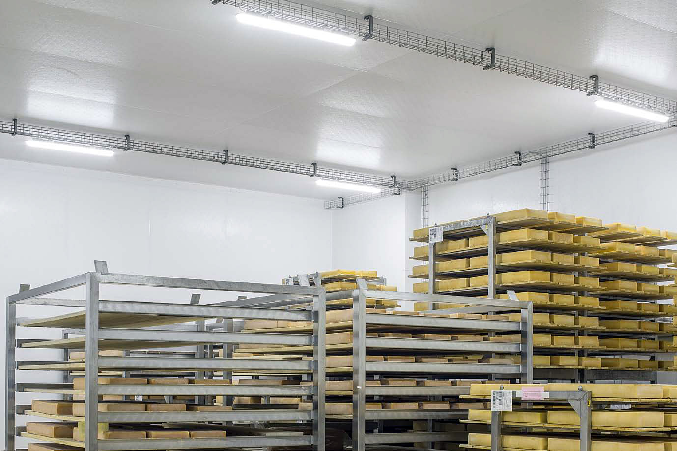 Fot. 5. Lampy wyładowcze montuje się często w strefach dostaw i załadunku. Fot.: Triliux