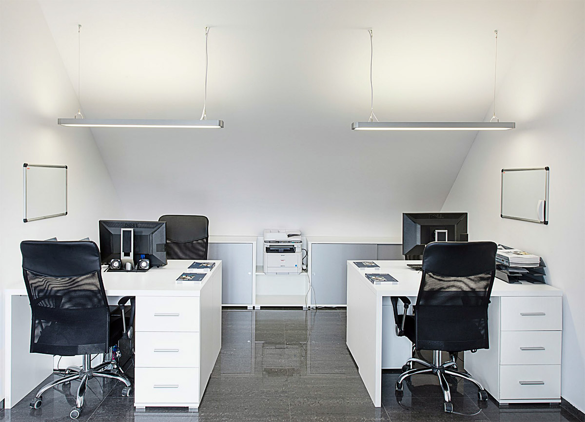 Fot. 1. Liniowe oprawy LED doskonale sprawdzają się w oświetleniu biurowym. Na zdjęciu
wnętrze sklepu www.LuxMarket.pl - produkty Kanlux. Fot.: LuxMarket