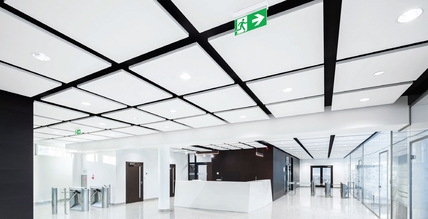 Fot. 5. Oprawy oświetlenia ewakuacyjnego powinny być widoczne i nie powinny wprowadzać
w błąd podczas pożaru. Fot.: TM TECHNOLOGIE