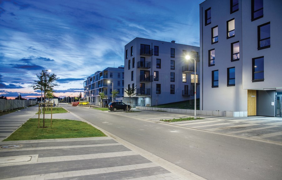 Oświetlenie przestrzeni publicznych, takich jak np. parkingi, musi
spełniać funkcje bezpieczeństwa i wraz z innymi elementami otoczenia
tworzyć spójną przestrzeń urbanistyczną