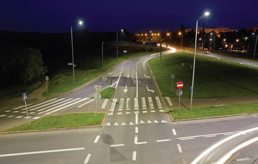 Wysokiej jakości oprawy LED, charakteryzujące się wysokimi parametrami
świetlnymi, stanowią doskonałą alternatywę dla kosztownych
w użytkowaniu rozwiązań starego typu. Ponadto można je połączyć
w system Interact City, który pozwala zarządzać pracą oświetlenia
ulicznego w zależności od potrzeb