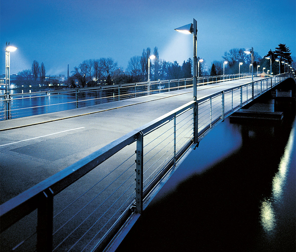 Fot. 1. Oświetlenie przestrzeni miejskiej światłem LED dobrej jakości poprawia komfort życia mieszkańców znacząco wpływając
na bezpieczeństwo komunikacji.