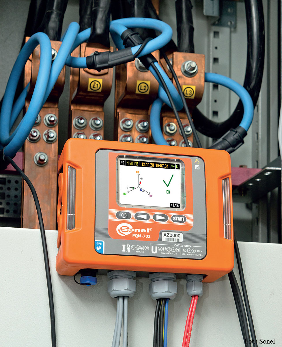 Fot. 7. PQM-702 jest rozwinięciem i kontynuacją uznanej rodziny analizatorów linii PQM-701. Adresowany do użytkowników, którzy potrzebują kontrolować jakość energii elektrycznej przy użyciu urządzenia przenośnego. Spełnia standardy wieloarkuszo-
wej normy IEC 61000 dla analizatorów klasy A. Dotyczy to niepewności pomiarowych,
metod pomiarowych oraz synchronizacji czasu z sygnałem wzorcowym.