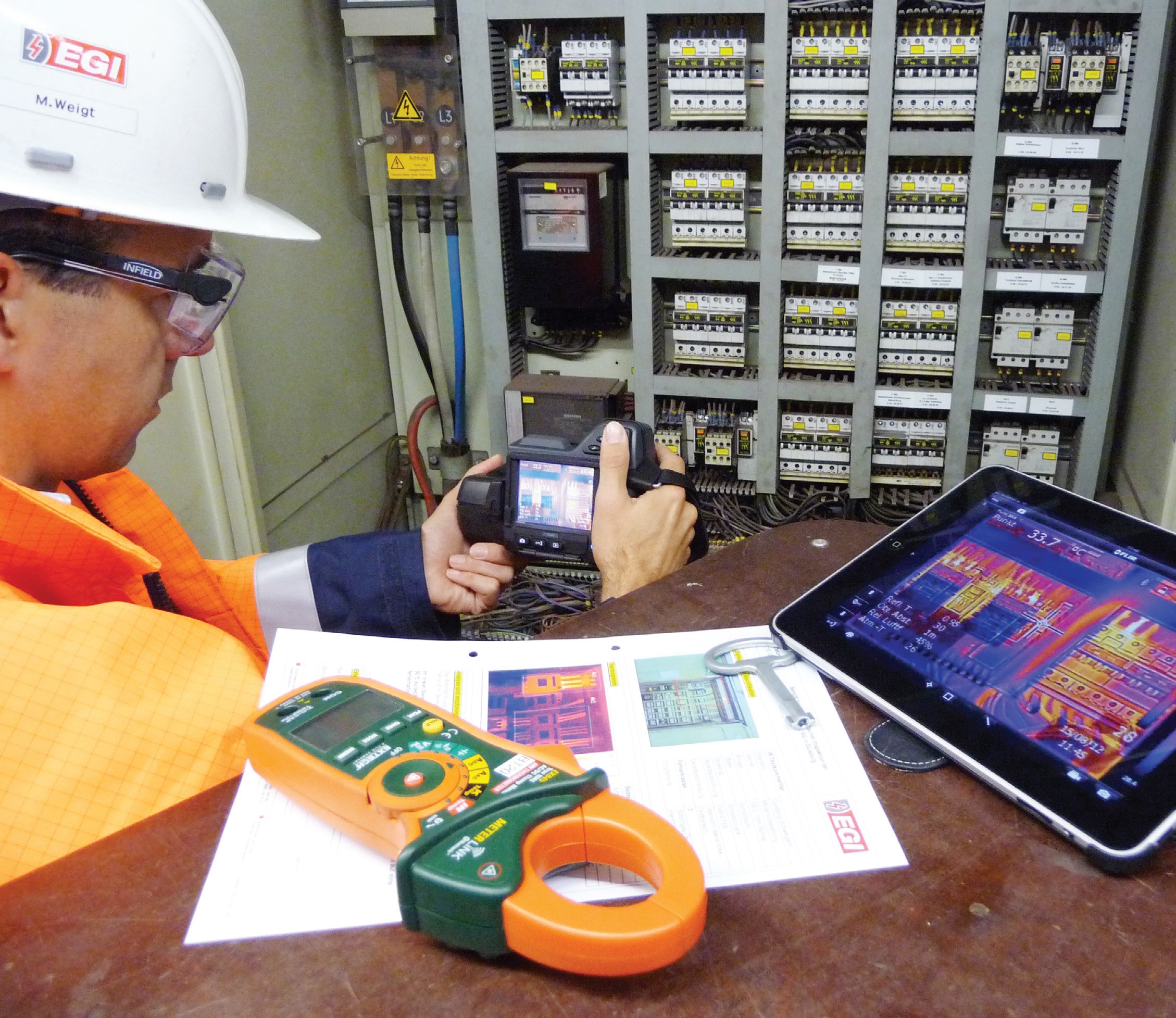 Fot. 5. Michael Weigt w trakcie kontroli termowizyjnej: dane z miernika cęgowego Extech są przesyłane do kamery termowizyjnej
przez Bluetooth. FLIR T440 przesyła obrazy termowizyjne do tabletu przez sieć bezprzewodową